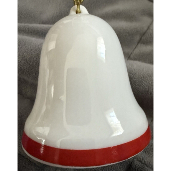 Vintage 1976 Enesco Bell Frog Sledding Suzy’s Zoo Winter Holiday Christmas Ornam - Picture 6 of 7